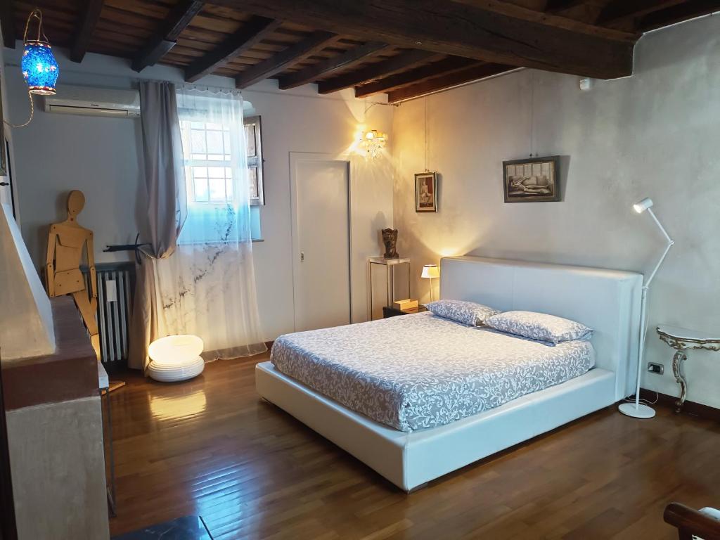 - une chambre avec un lit blanc dans l'établissement Magnifico appartamento @Turin, à Turin