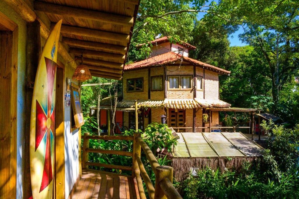 uma casa com um passadiço de madeira em frente em Quarto Praia Santiago São Sebastiao 03 em São Sebastião