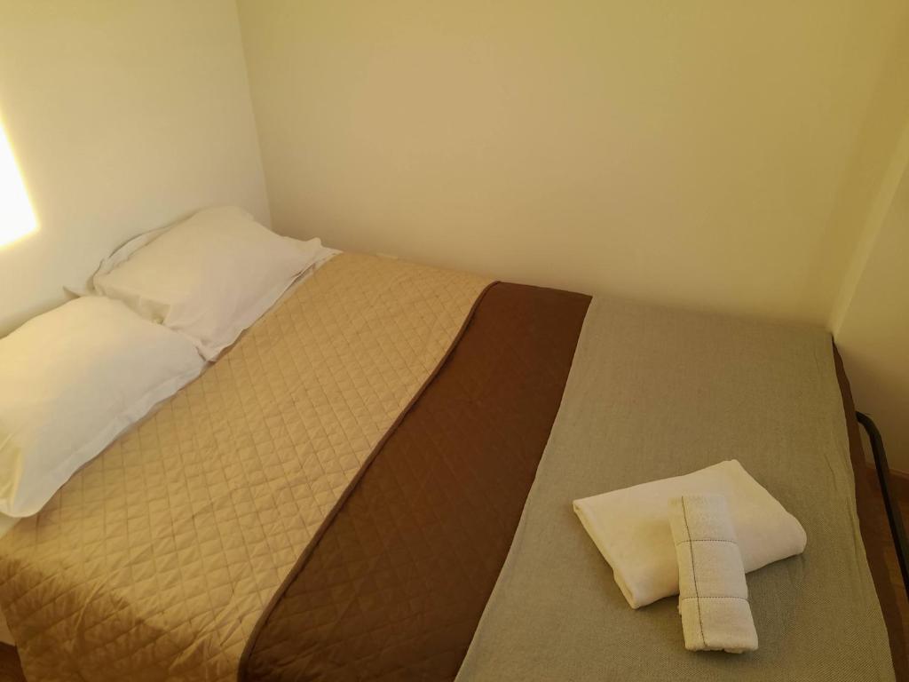 里斯本的住宿－Double room in the center of Lisbon，小卧室配有一张带横跨床的床铺