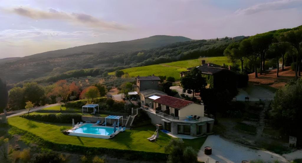 una vista aérea de una casa con piscina en Di Colle in Colle - Agriturismo en Passignano sul Trasimeno