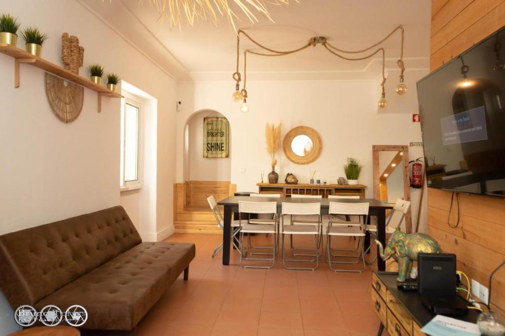- un salon avec un canapé et une table dans l'établissement The Shed Surf Lodge, à Costa da Caparica