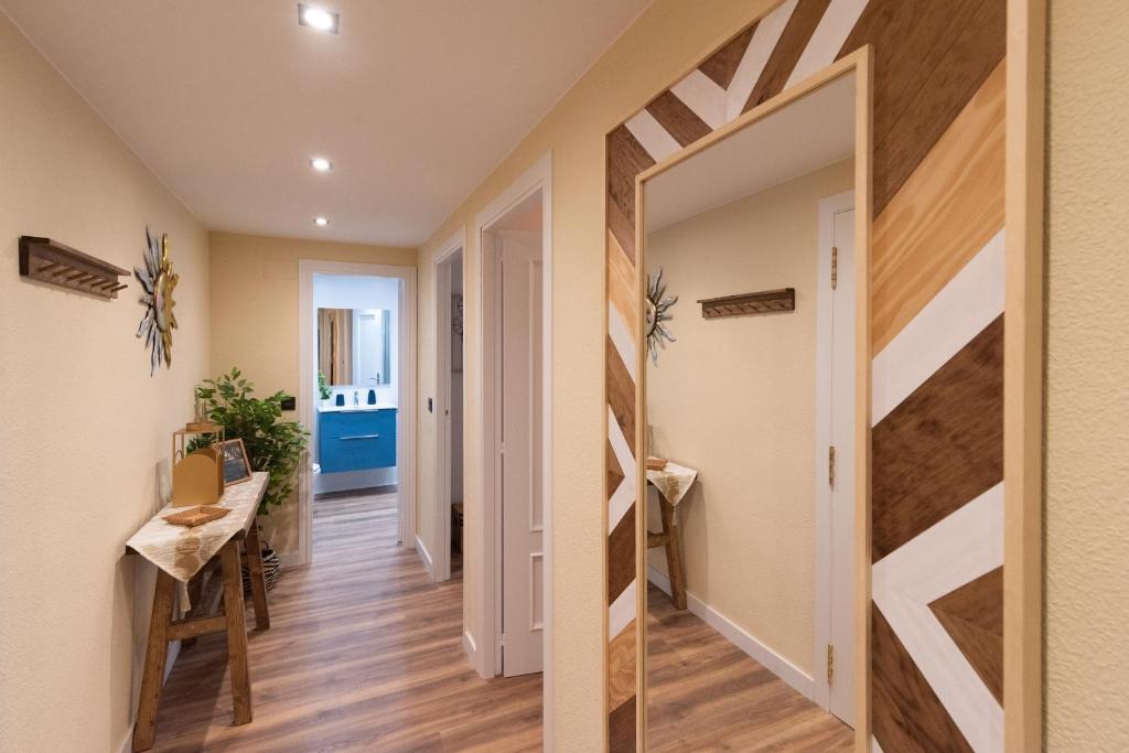 un corridoio di una casa con pavimenti in legno e specchio di Albada Huesca a Huesca