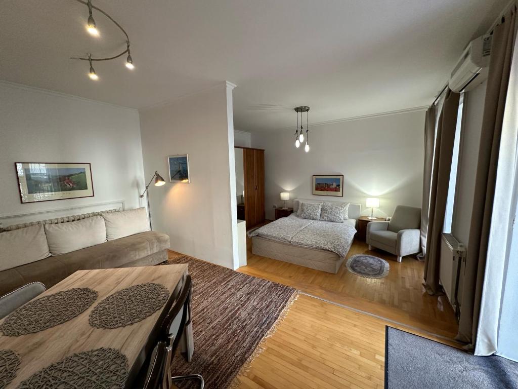 蘇博蒂察的住宿－Apartmani Maximus，客厅配有沙发和1张床