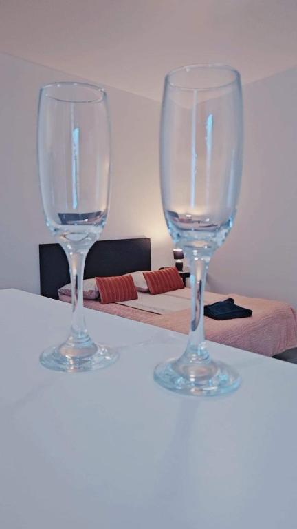 dois copos de vinho vazios em cima de uma mesa em PEACE em Marselha