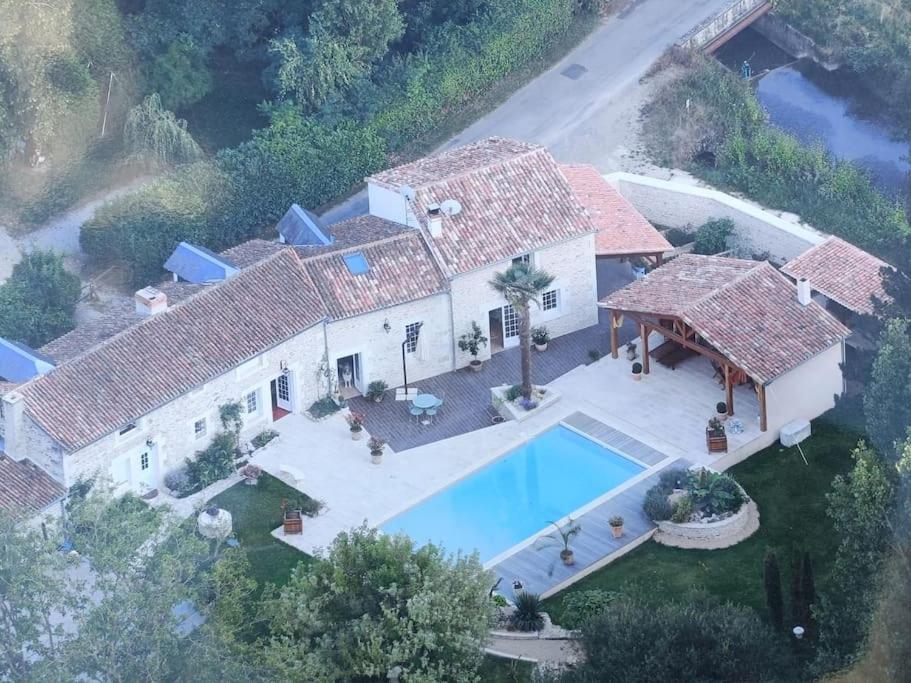 una vista aérea de una casa con piscina en Le Moulin de Malfiance proche Futuroscope en Doussay