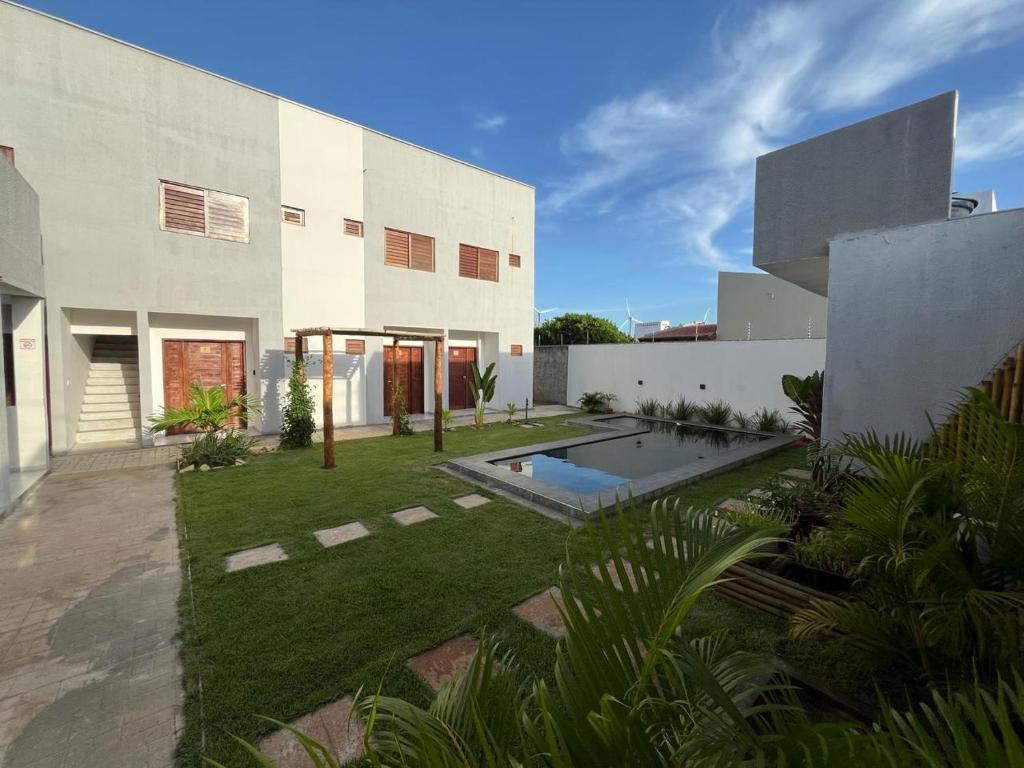 una casa con piscina en el patio en Marbello Pousada Gostoso en São Miguel do Gostoso