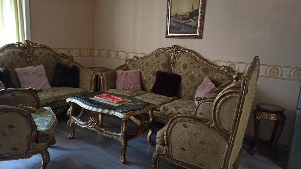sala de estar con sofá, mesa y sillas en Seaside en Varna