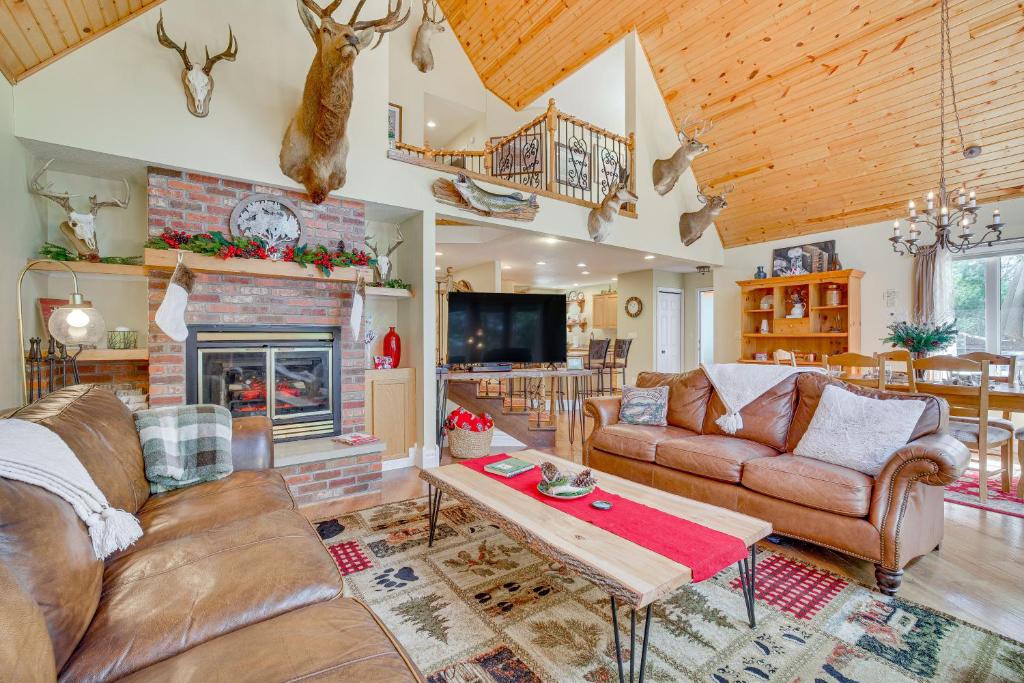 Khu vực ghế ngồi tại Lakefront Neillsville Home with Fire Pit, Game Room!