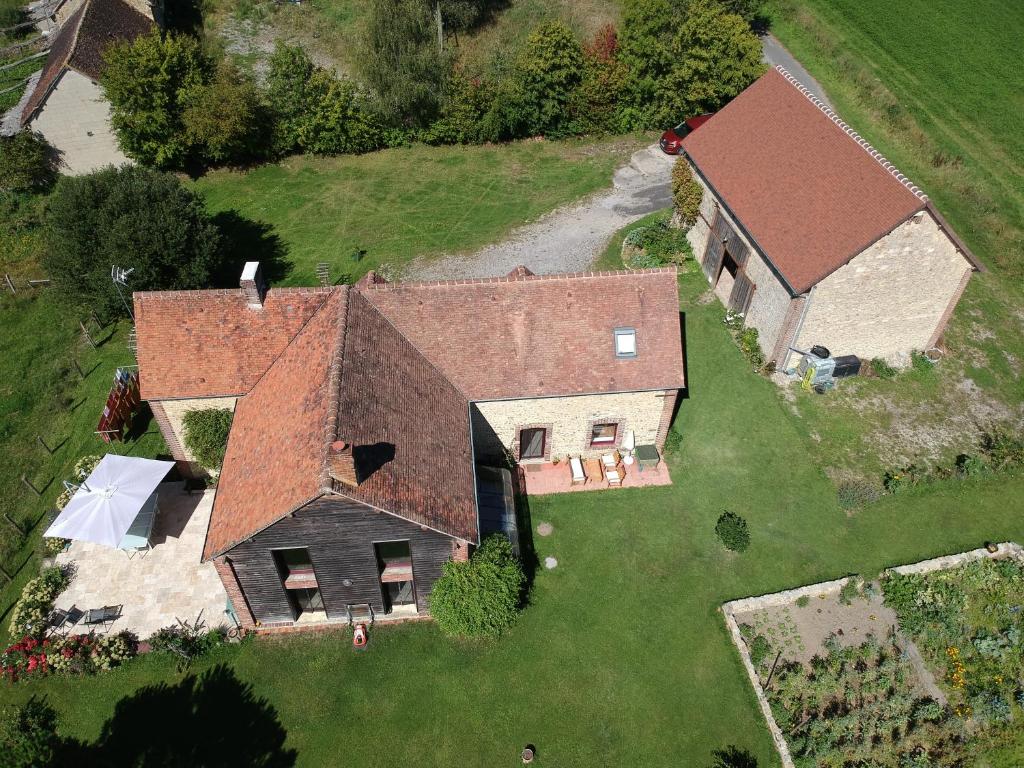 an aerial view of a house with a barn at Le Vallon du Perche in Champeaux-sur-Sarthe