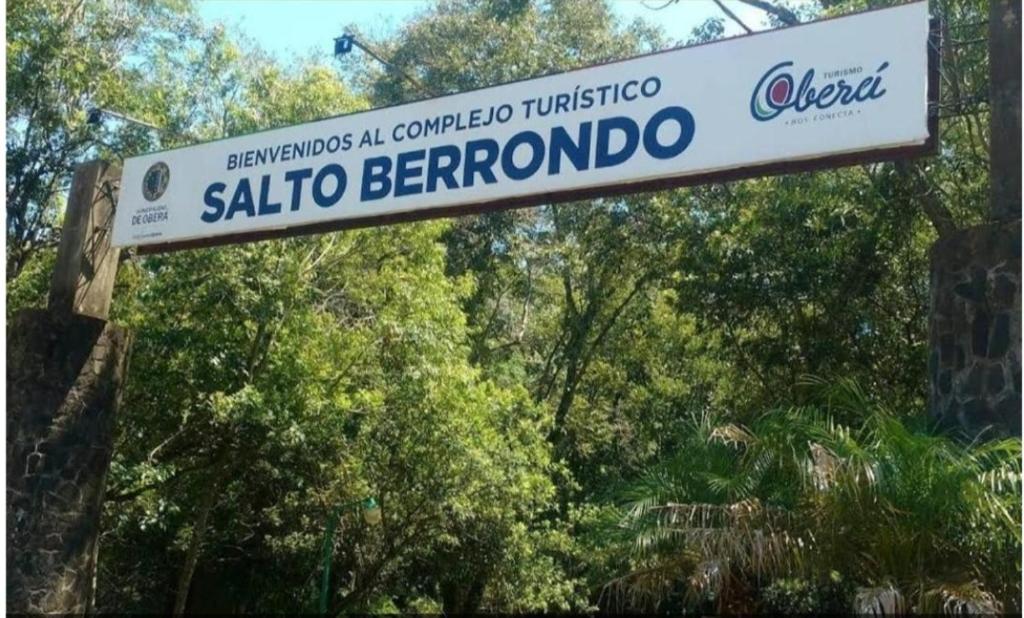 a street sign for salto berrando in front of trees at Casa 2 dormitorios in Oberá