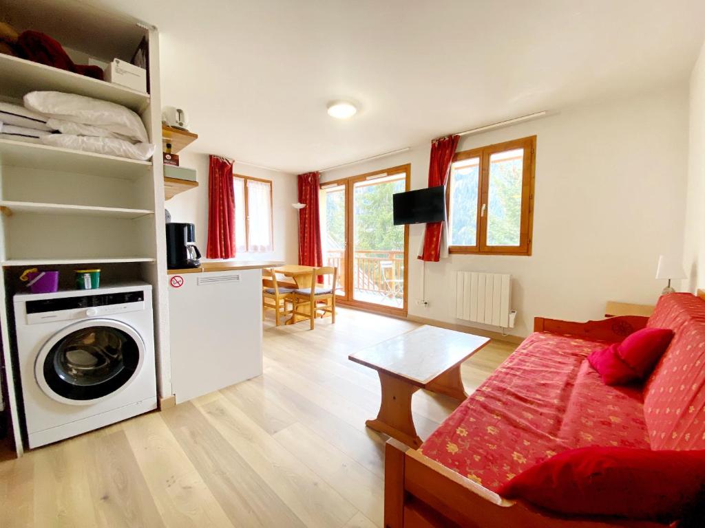 sala de estar con sofá y lavadora en Appartement Ski Pied de Pistes - Valfréjus, en Modane