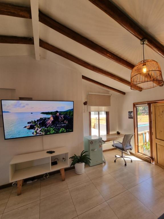 TV a/nebo společenská místnost v ubytování Reñaca House B&B