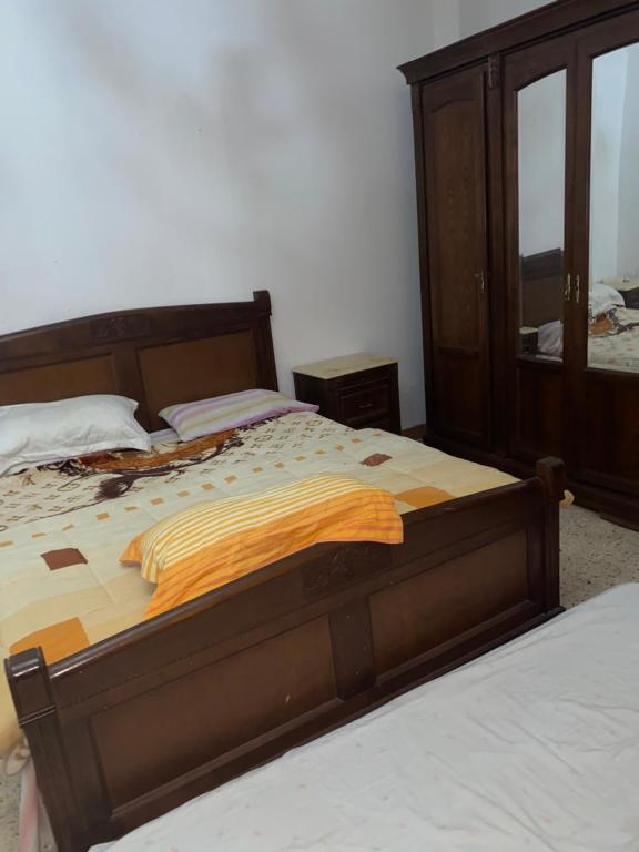 1 dormitorio con 1 cama con tocador y espejo en Rue Mohamed khoudi El Biar en Ben ʼAknoûn