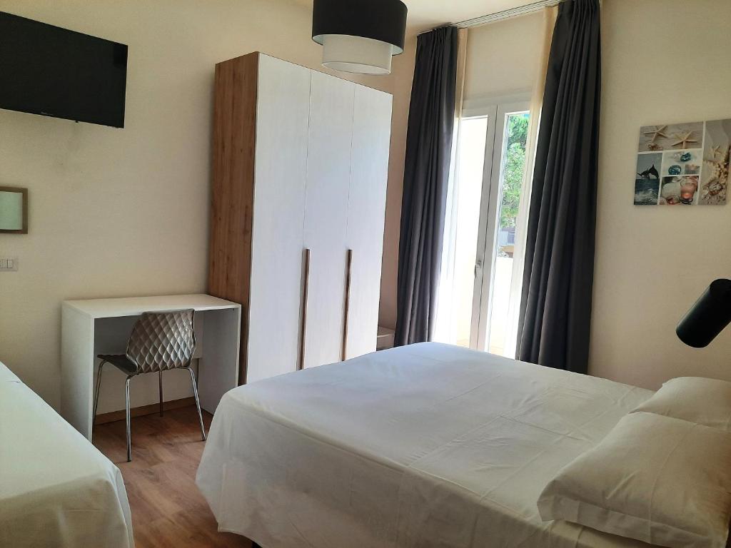A bed or beds in a room at Hotel Schiller