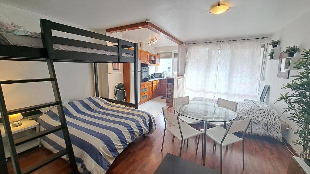 Postel nebo postele na pokoji v ubytování Studio cosy 33 m² limite Lyon. Parking privatif.