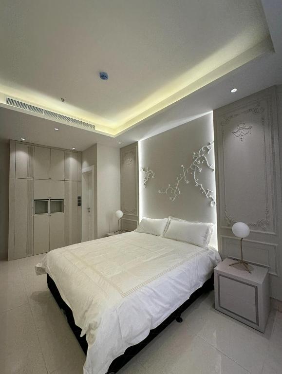 een grote slaapkamer met een groot wit bed. bij a6 شقه مودرن in Riyad