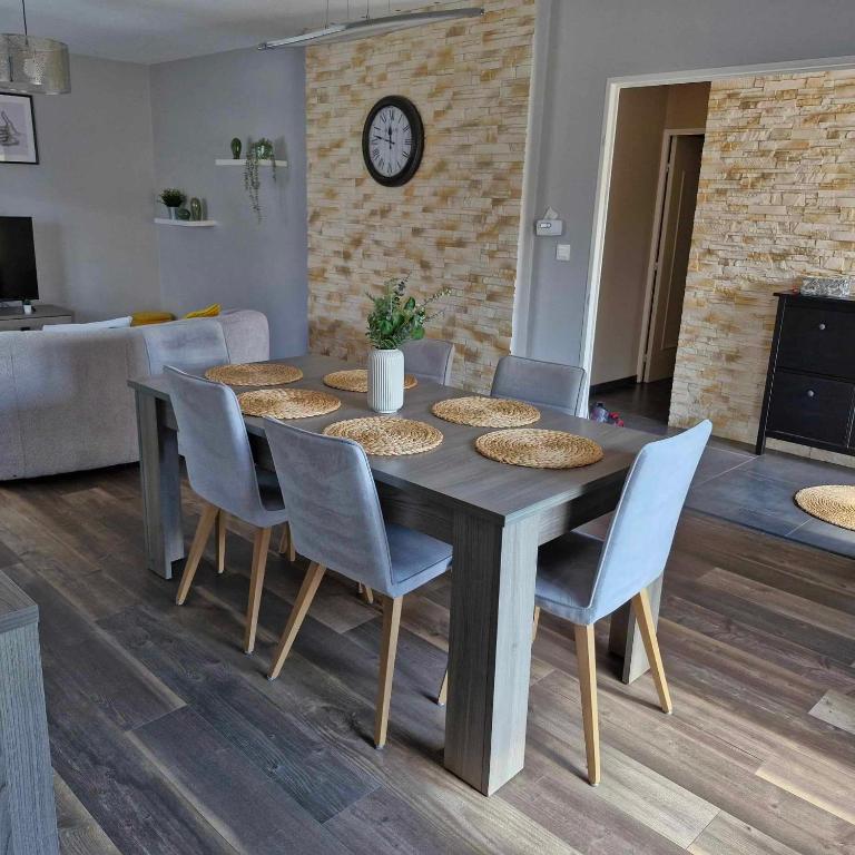 une table à manger et des chaises dans un salon dans l'établissement Maison de vacances, à Appenwihr