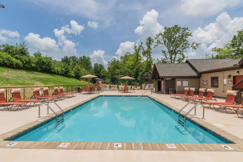 The swimming pool at or close to New Build 3 BR Apt Sleeps 6 - Close to Pkwy