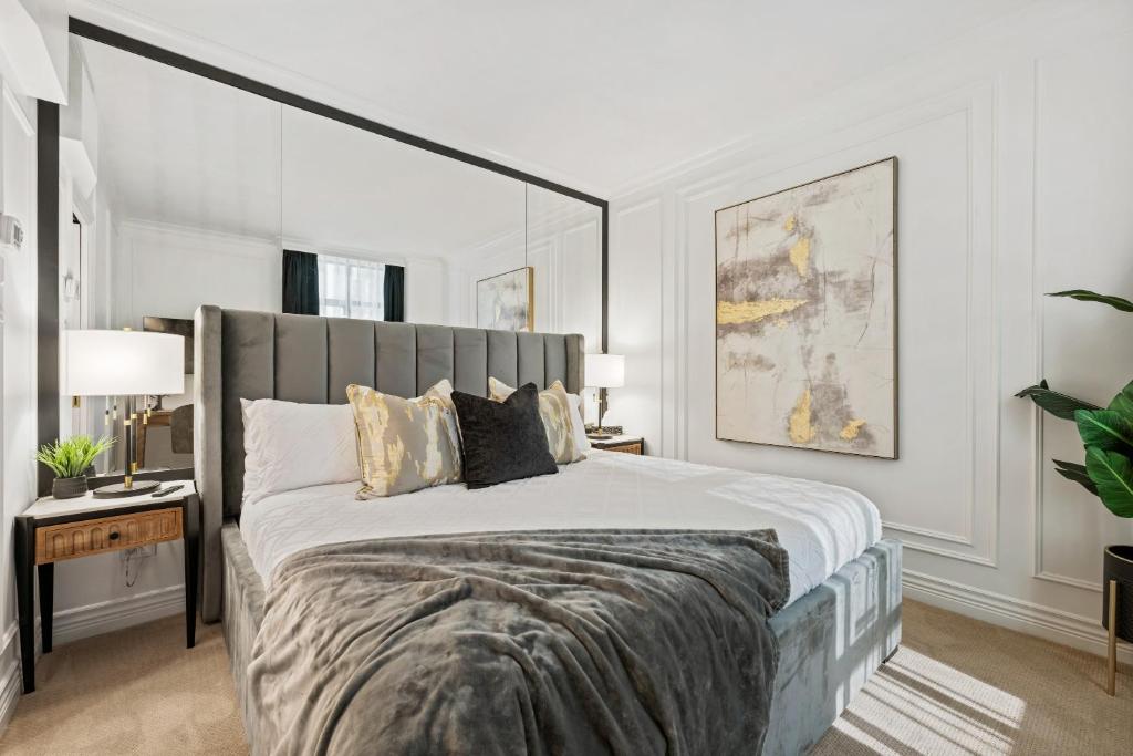 een slaapkamer met een groot bed met een groot hoofdeinde bij Elegant & Luxury 2 Bed Suite Close to Convention Centre in Vancouver