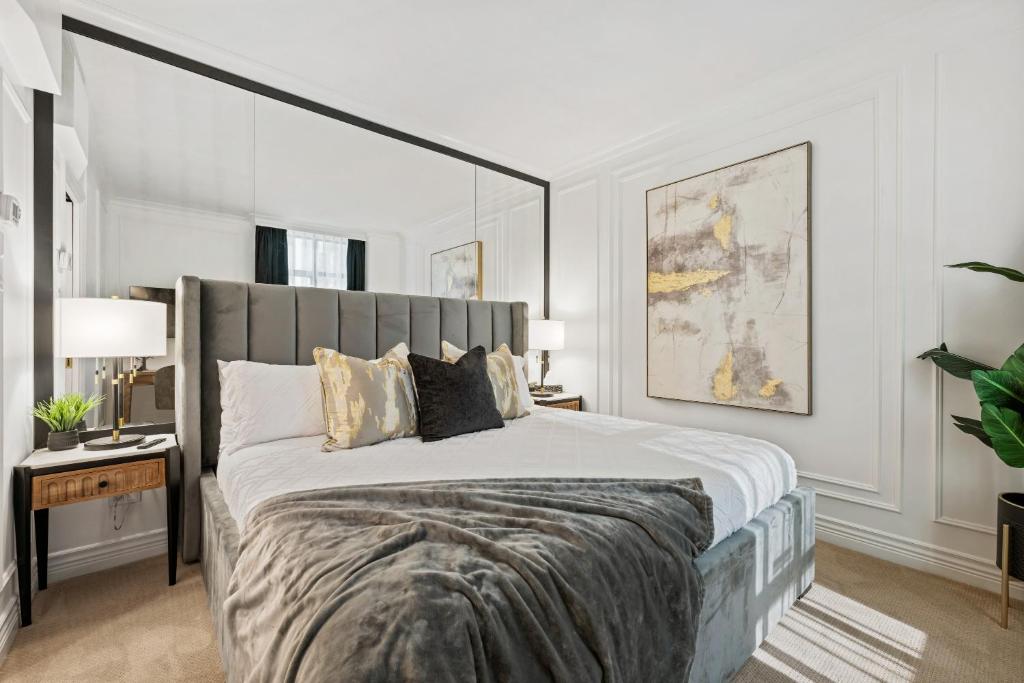 una camera da letto con un letto grande con una grande testiera di Elegant & Luxury 2 Bed Suite Close to Convention Centre a Vancouver