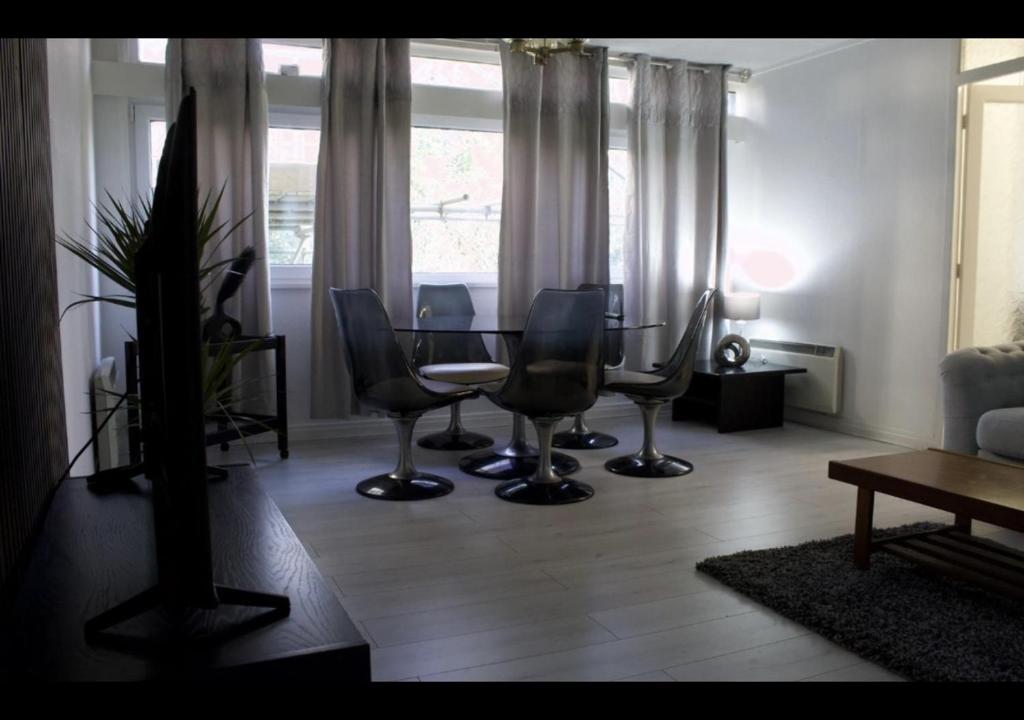 TV a/nebo společenská místnost v ubytování Canterbury Escapes 2 bedrooms