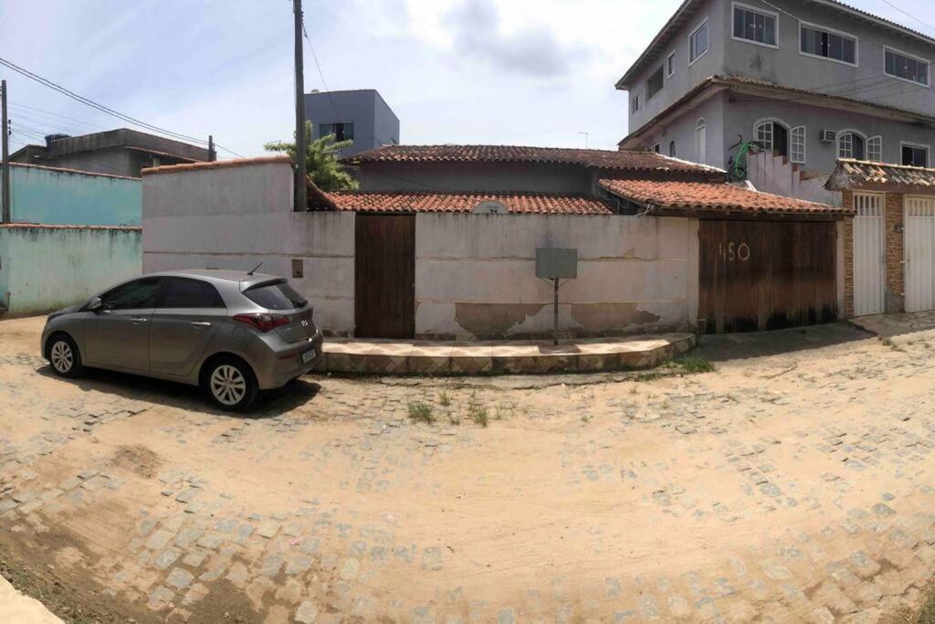 une voiture garée devant une maison dans l'établissement Excelente casa para Descanso ou Lazer, à São Pedro da Aldeia