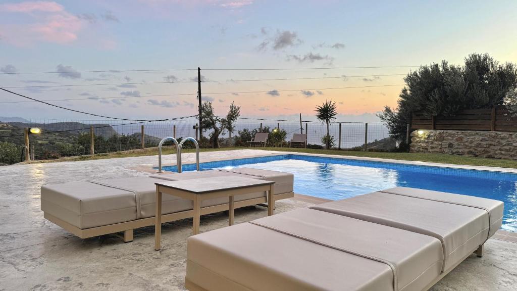 Villa con piscina y 2 camas en Villa Michael Triopetra Private Villa, Private Swimming Pool, Garden, Panoramic Sunset, en Triopetra