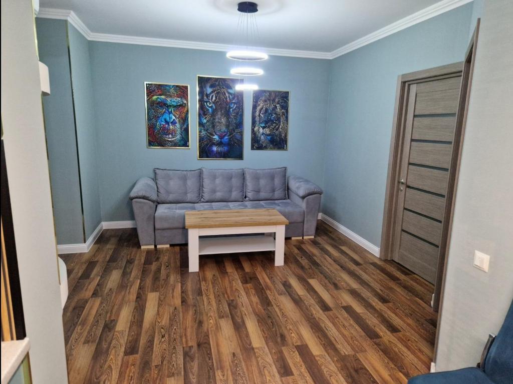 a living room with a couch and a table at Apartament Hotel, Chisinau, Botanica, Aeroport in Chişinău