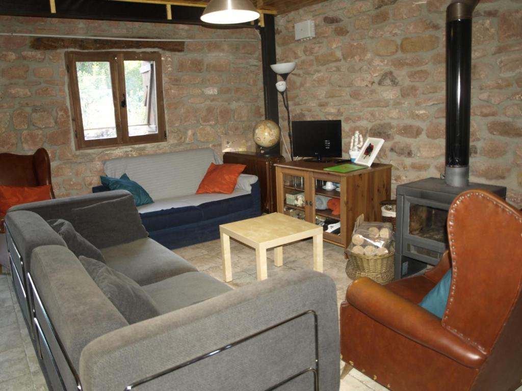 Televízia a/alebo spoločenská miestnosť v ubytovaní Casa Rural La Tormenta