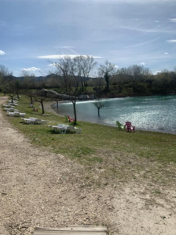 Photo de la galerie de l'établissement TRES BEAU MOBIL HOME AVEC VU SUR LE LAC, à La Roque-dʼAnthéron