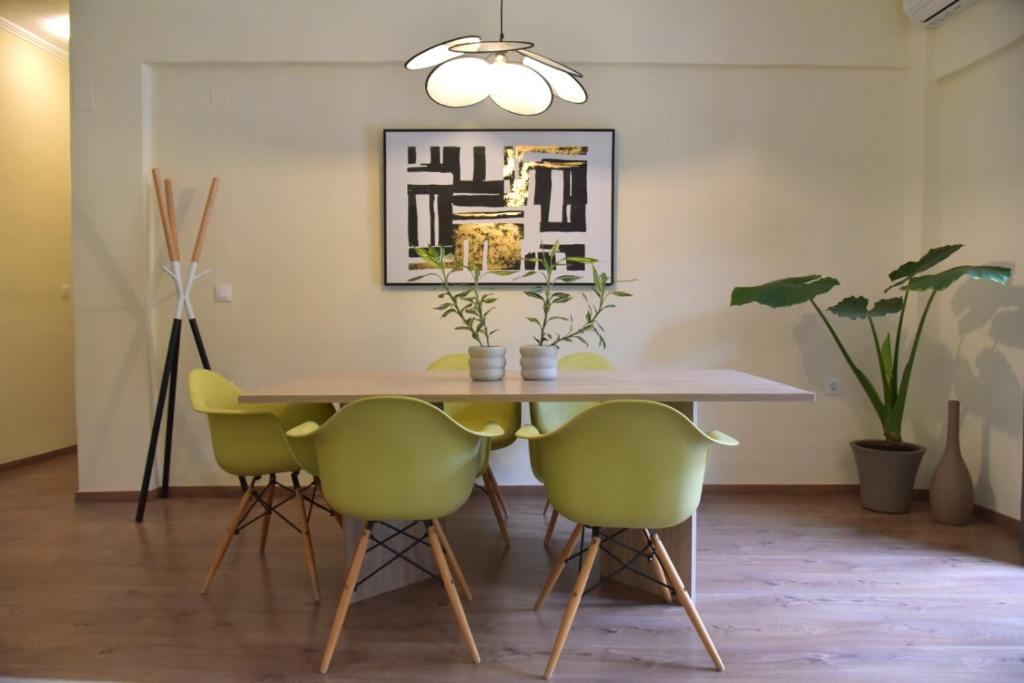 Un comedor con mesa y sillas en Madrugada, en La Canea
