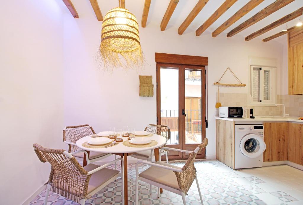 a kitchen and dining room with a table and chairs at Piso con encanto en la playa in Villajoyosa
