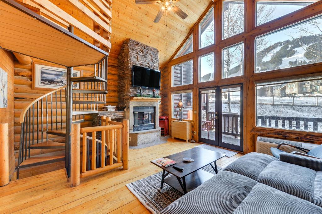 ein Wohnzimmer mit einem Sofa und einem Kamin in der Unterkunft Jackson Condo with Fireplace Less Than Half Mi to Snow King! in Jackson