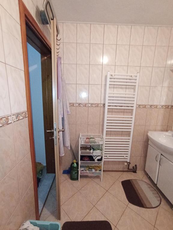 uma casa de banho com um lavatório, um WC e um toalheiro. em Dženana em Sarajevo