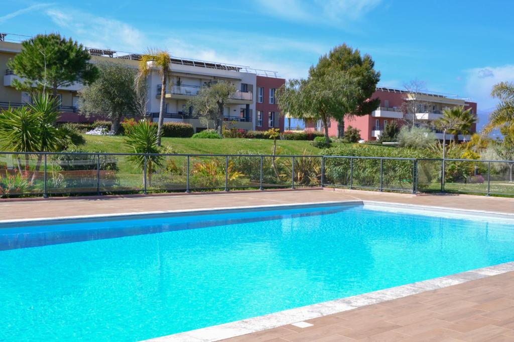 une piscine devant un immeuble dans l'établissement Superbe 3 Pièces Jardin Piscine Nice, à Nice