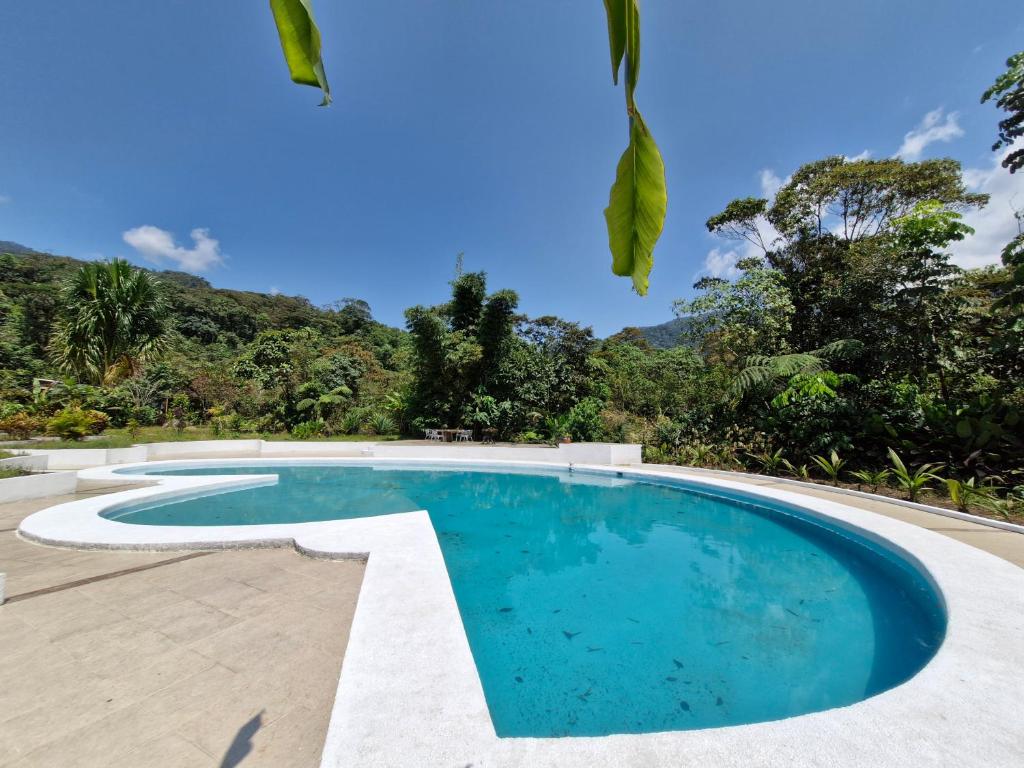 ein Schwimmbad in der Mitte eines Resorts in der Unterkunft Camping La Penal in Cumandá