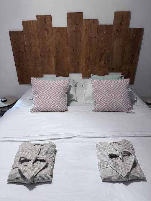 - un lit avec 2 paniers dans l'établissement Détente en centre ville, à Sorgues