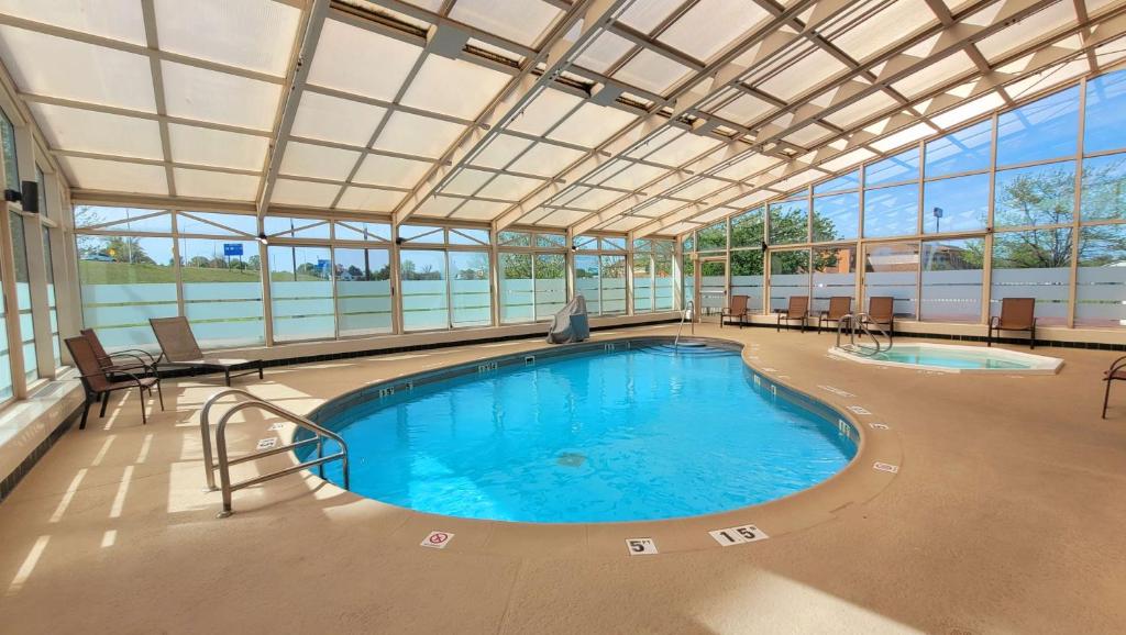 a large indoor swimming pool with a large ceiling at Best Western Marion Hotel in Marion