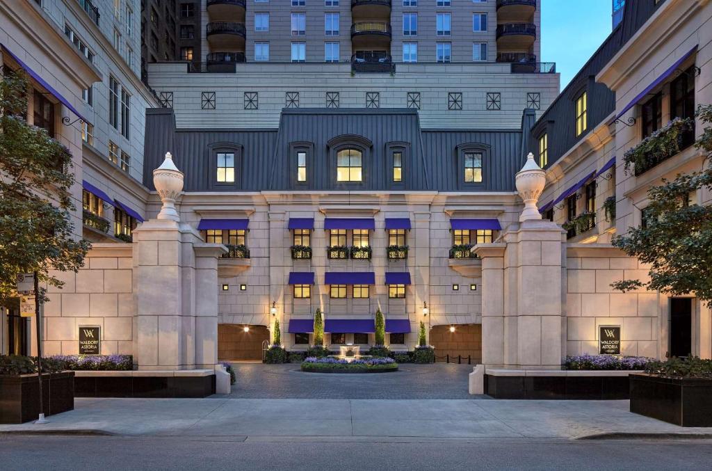 una representación de la parte delantera de un edificio en Waldorf Astoria Chicago, en Chicago
