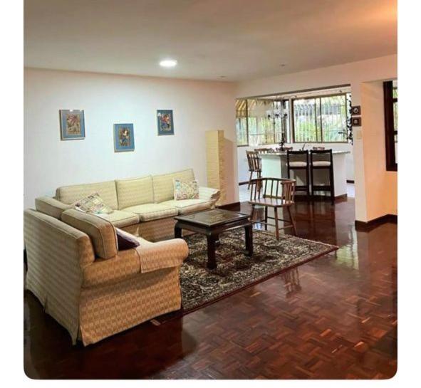 uma sala de estar com um sofá e uma mesa em Amplio Apto al este de Caracas em Caracas