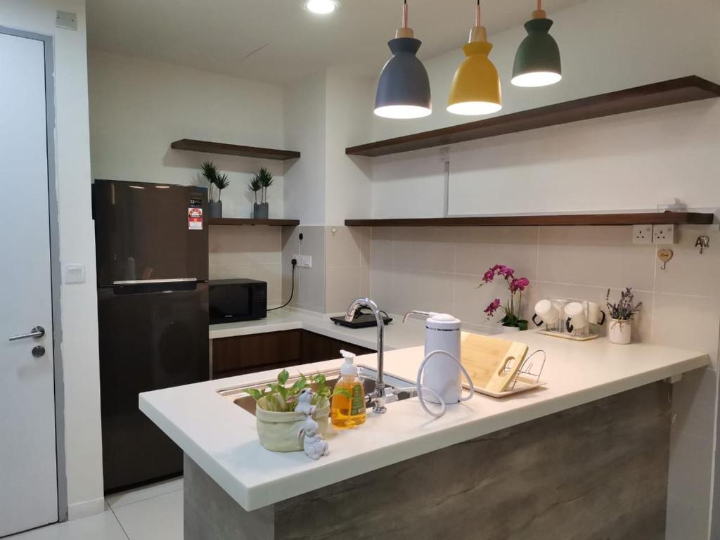 uma cozinha com um lavatório e uma bancada em Jom Summer Suite - Sutera Avenue em Kota Kinabalu
