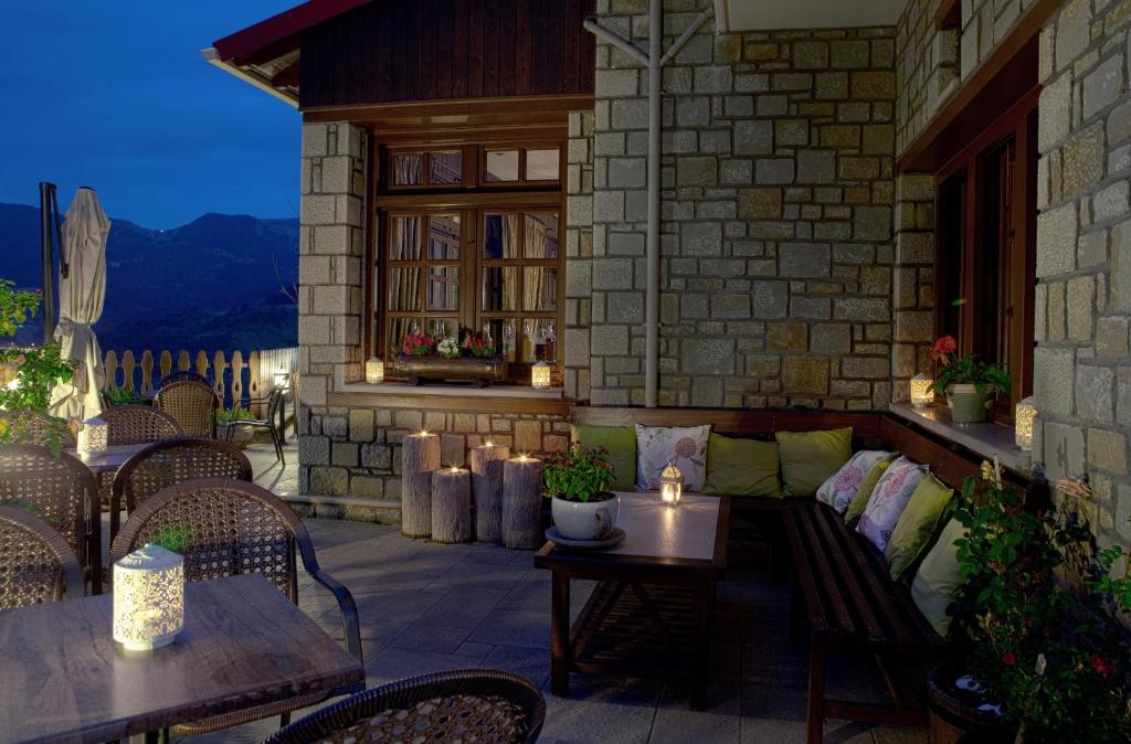 Nespecifikovaný výhled na hory nebo výhled na hory při pohledu z hotelu