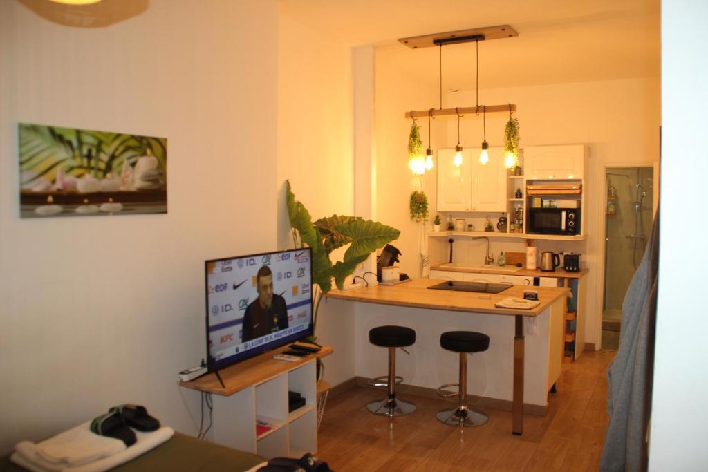- une cuisine avec un bureau et un ordinateur dans l'établissement La Casa De Planel, à Montpellier