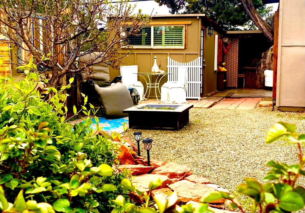Sedona Camp Tiny House في سيدونا: حديقة بها طاولة قهوة وبعض النباتات
