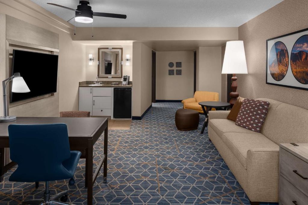 Kuchyň nebo kuchyňský kout v ubytování Embassy Suites by Hilton Phoenix Biltmore