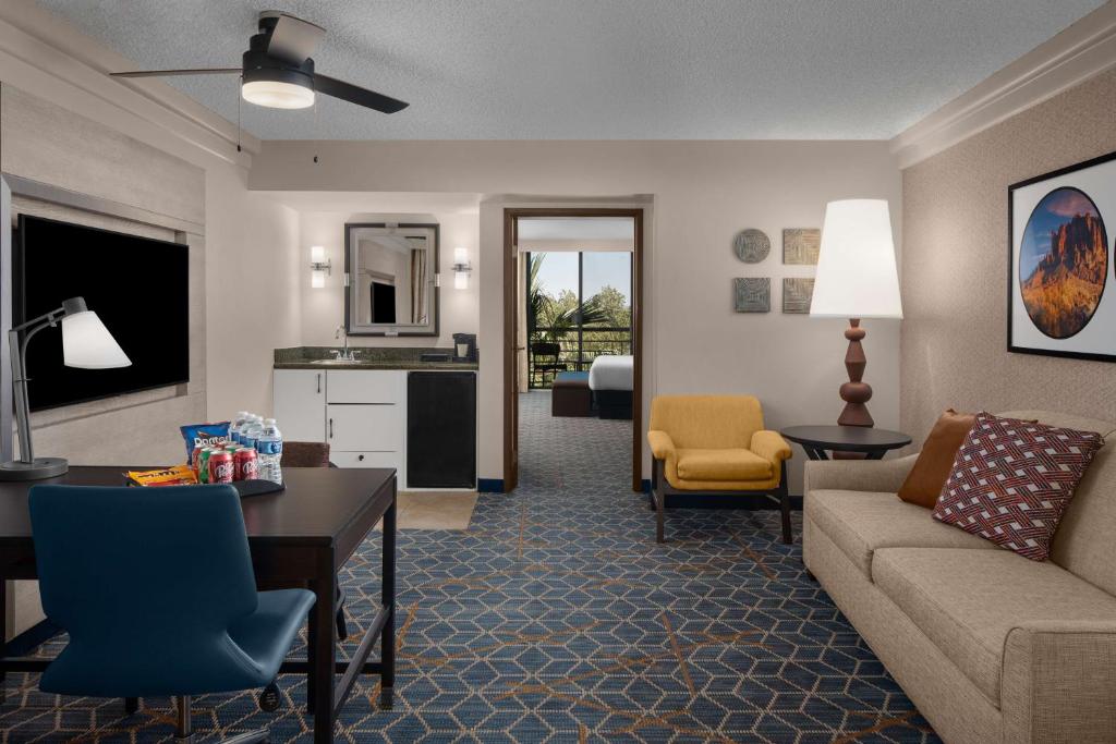 Posezení v ubytování Embassy Suites by Hilton Phoenix Biltmore