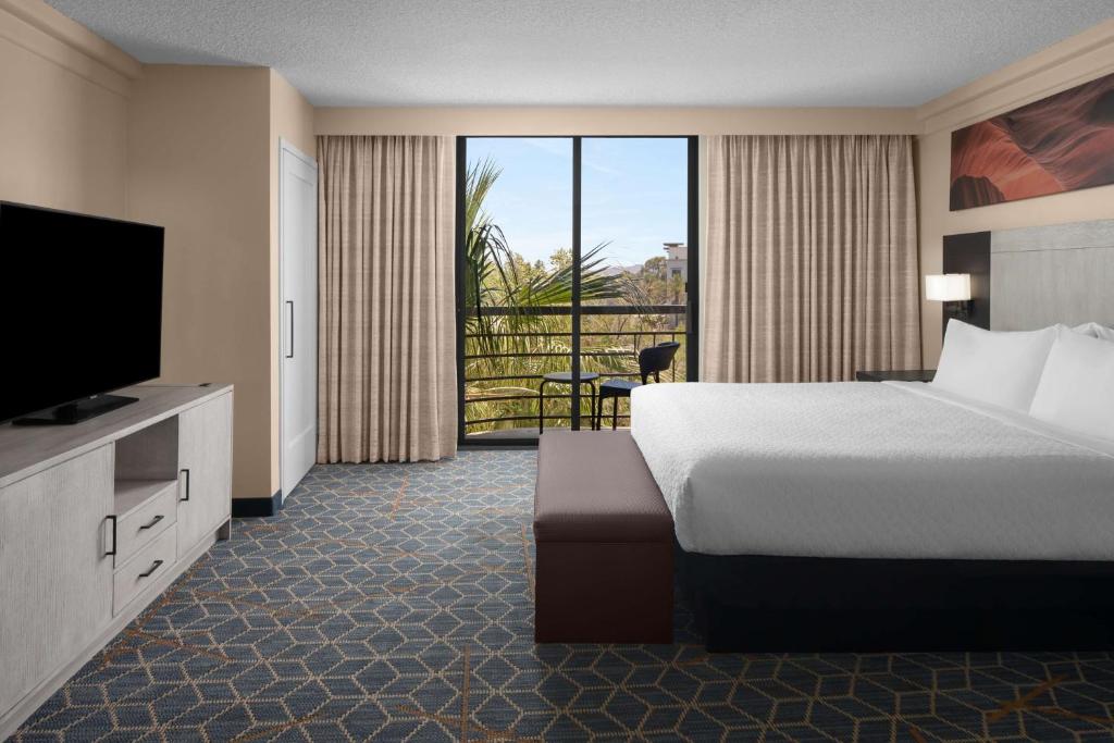 Postel nebo postele na pokoji v ubytování Embassy Suites by Hilton Phoenix Biltmore
