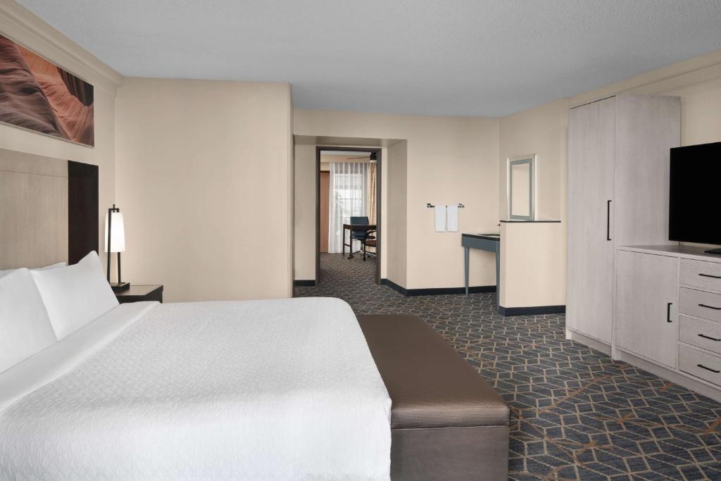 TV a/nebo společenská místnost v ubytování Embassy Suites by Hilton Phoenix Biltmore