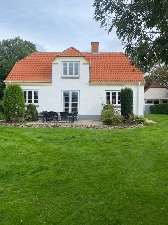 una casa blanca con techo naranja en Søbugten, en Nykøbing Mors