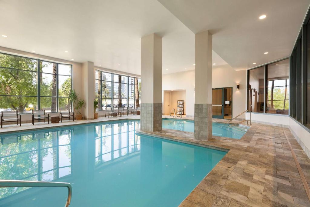 Bazén v ubytování Embassy Suites by Hilton Phoenix Downtown North nebo v jeho okolí
